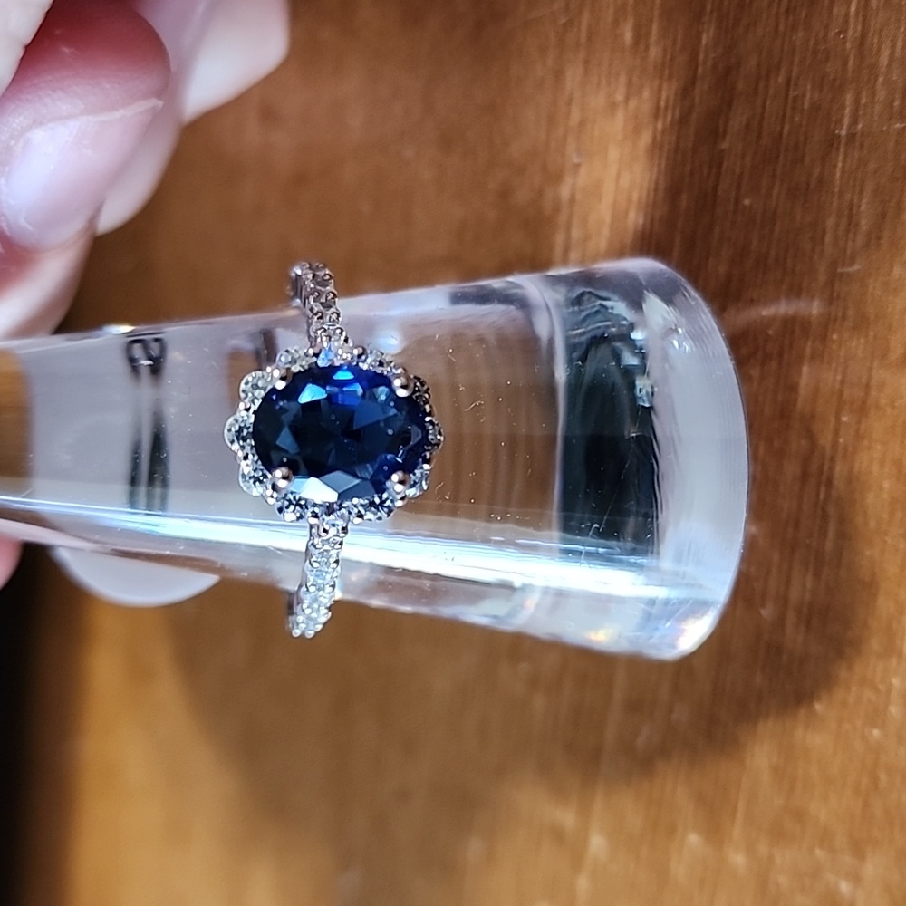 Sapphire blue cubic zirconia